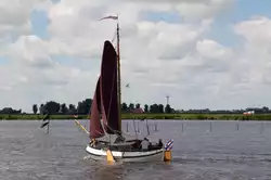 typische holl�ndisches Plattboot, gesehen auf dem grote Gaastmeer in Westfriesland/NL