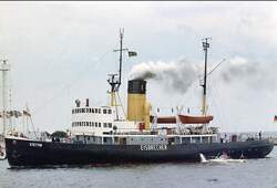 Der Eisbrecher Stettin passiert, von der Ostsee kommend, gerade   die Radaranlage, der Ansteuerung von Travem�nde.