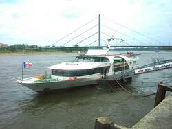 Ausflugsschiff  WARSTEINER der KD, hier an der Anlegestelle D�sseldorf Fr�hjahr 2003