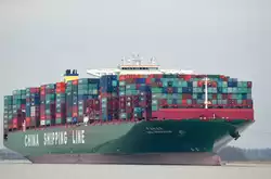 Der aufgrund eines Ruderschadens auf der Elbe bei Lühe auf Grund gelaufene Containerriese CSCL Indian Ocean IMO-Nummer:9695157 Flagge:Hong Kong Länge:400.0m Breite:59.0m Baujahr:2015