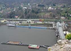 B�hmen: Blick vom Schreckenstein (Strekov) bei Usti nad Labem (Au�ig an der Elbe) auf die Schleuse, auf der linkselbischen Seite ist ein Zug Richtung Aussig unterwegs; 29.03.2007