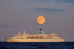 MS DEUTSCHLAND zwischen Himmel und Erde bzw.