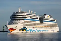 Die Kussmundschönheit Aidamar auf ihrem Seeweg von Kopenhagen nach Tallinn beim Einlaufen in Warnemünde.05.05.2018