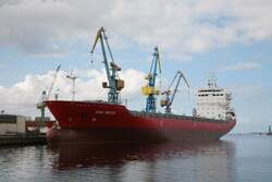 Containerschiff King Bruce ankert in Wismar.