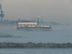 An diesem frischen Samstagmorgen wabert noch Nebel �ber den Rhein bei Orsoy.