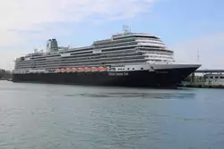 Die knapp 300 m lange Rotterdam der Reederei Holland-America-Line lag am 13.05.2022 bei ihrem 1.