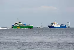 FARRA CIARA und ARTIC HUNTER sorgen für reichlich Wellengang vor Rügen, und ein Segelboot mittendrin.