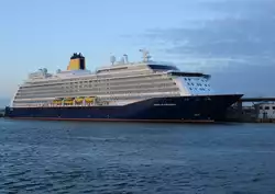 Die 236 Meter lange Spirit of Discovery der britischen Reederei Saga Cruises lag am Morgen des 28.12.2023 in Warnemünde.