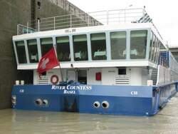 Kabinenschiff RIVER COUNTESS in der Schleuse Ybbs/ Persenbeug an der Donau in der Bergfahrt