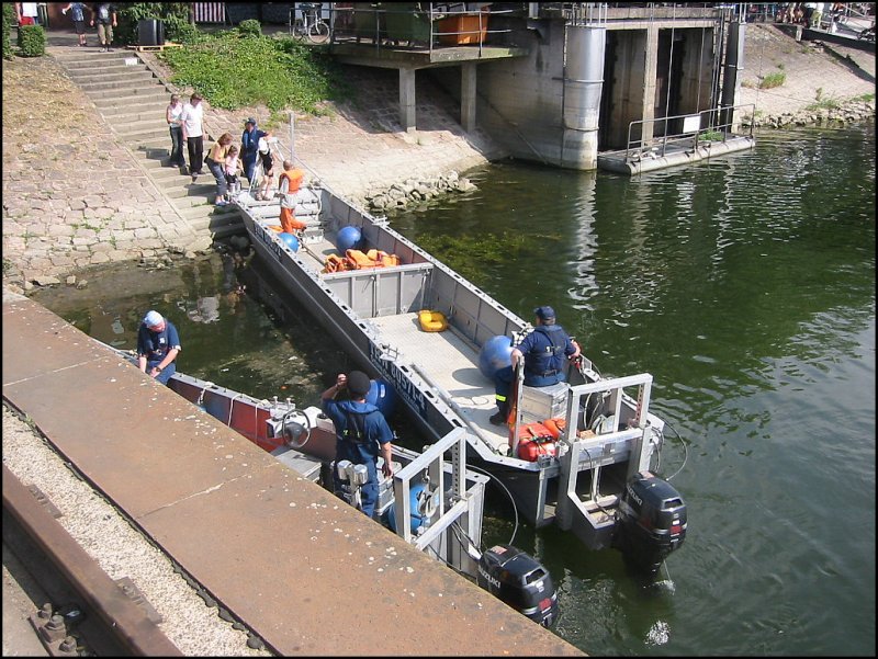 Whrend des Karlsruher Hafenfests am 25.06.2006 war auch der THW-Ortsverband Pforzheim mit Booten im Einsatz. Standort der Aufnahme ist Becken 2.