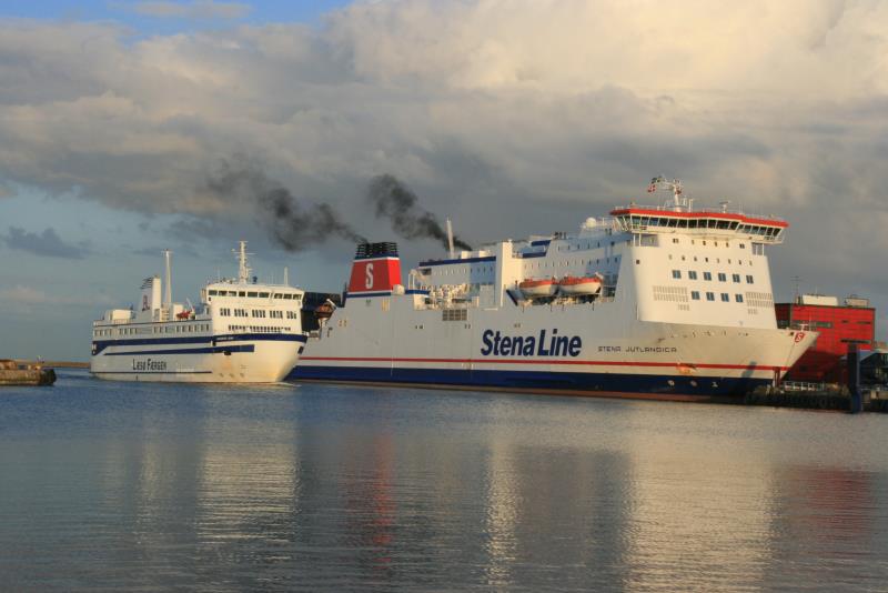 Whrend die F/S  Margarete Ls  in Frederikshavn eintrifft, legt die F/S  Stena Jutlandica  gerade ab; 22.08.2009