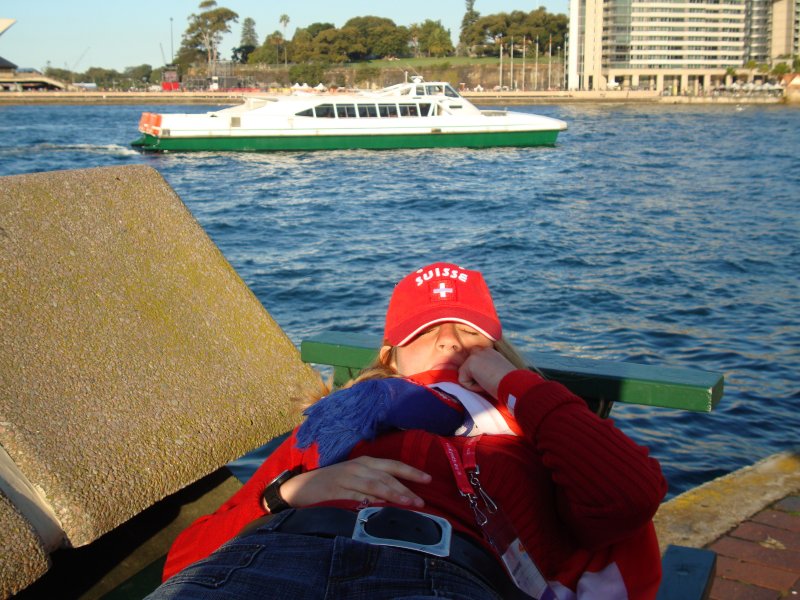 Whrend sich meine Freundin vom 20 stndigen Flug erholt, fhrt im Hintergrund ein Katamaran der Sydney Ferries vorbei.Das Bild entstand am 15.07.2008 am Circle Quai in Sydney.