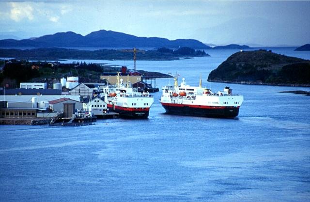 Whrende die M/S  Midnatsol  auf sdgehenden Kurs bereits am Kai von Rrvik liegt, legt die M/S  Narvik  auf nordgehenden Kusrs an.  31.Mai 2000