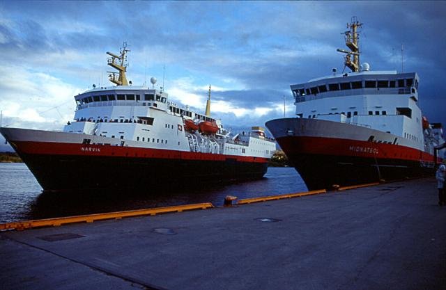 Whrende die M/S  Midnatsol  auf sdgehenden Kurs bereits am Kai von Rrvik liegt, legt die M/S  Narvik  auf nordgehenden Kusrs an. 31.Mai 2000