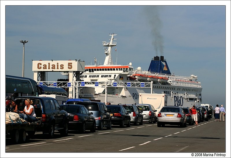 Warteschlangen im Hafen von Calais. Im Hintergrund kam gerade die P&O-Fhre Pride of Calais an, mit der wir kurze Zeit spter nach Dover gebracht wurden.