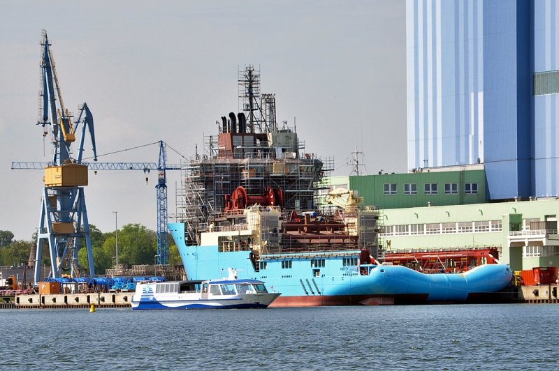Was haben wir den da fr eine glserne Flunder vor dem neuen Ankerzieh- und Versorgungsschiff am Ausrstungskai der Volkswerft Stralsund am 20.05.09, noch ein Neuling - ->