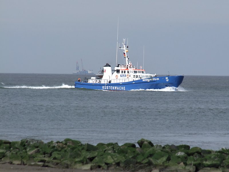 Wasserschutzpolizei-5 der Kstenwache patrolliert vor der Elbmndung in Cuxhaven;090831