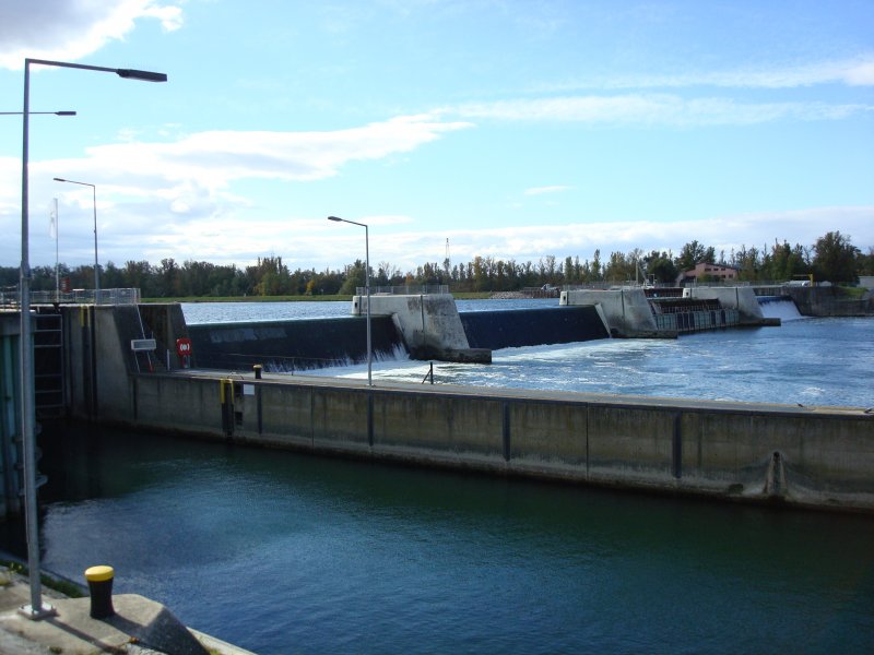 Wehranlage und Kulturschleuse am Rhein bei Breisach/Baden
Okt.2008