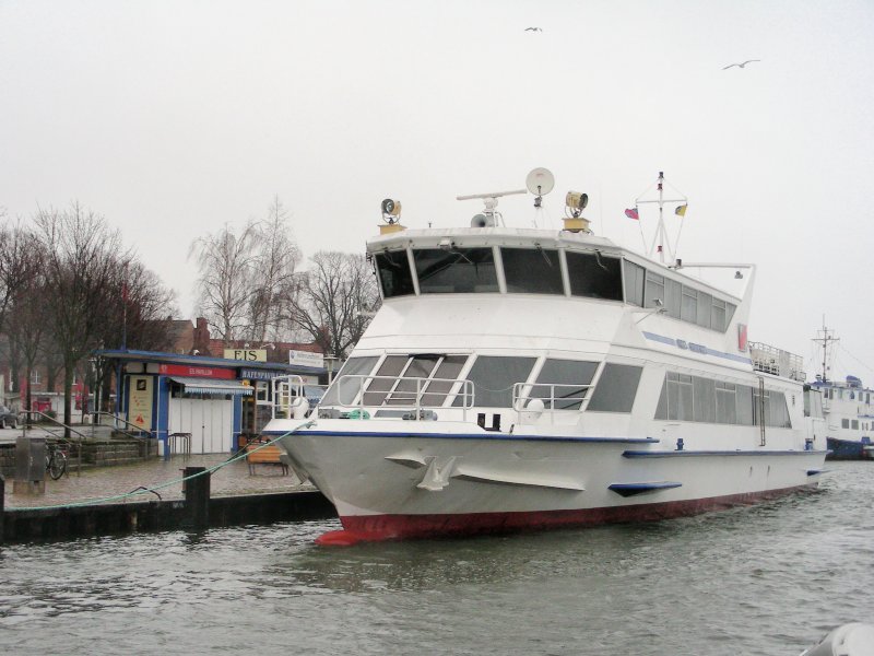 Weie Flotte Dampfer an der sicheren Leine
bei doch reichlich Wasser in der Badewanne
am 21.03.07 im Stralsunder Hafen