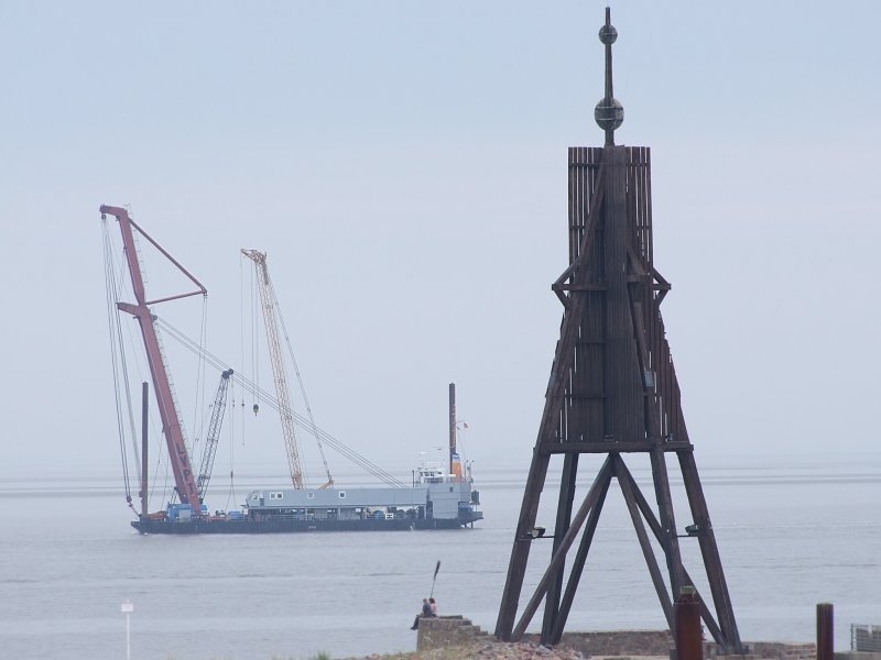 Welches interessante  Schiffchen  ist da bei tristem Wetter in der Nhe der Kugelbake in Cuxhaven zugegen?;090825