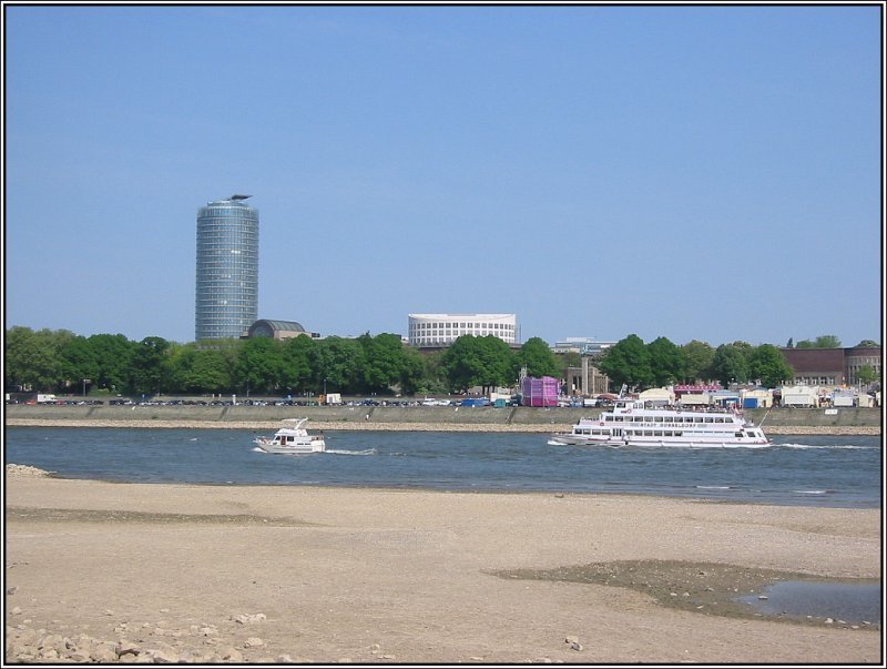 Wer erinnert sich noch an den April 2007, als es so hei und trocken wie im Hochsommer war? Der Rhein fhrte fr diese Jahreszeit ziemlich wenig Wasser, jetzt im Hochsommer 2007 ist es ein bichen mehr... Im Hintergrund ist das Fahrgastschiff  Stadt Dsseldorf  zu sehen. Die Aufnahme stammt vom 29.04.2007.