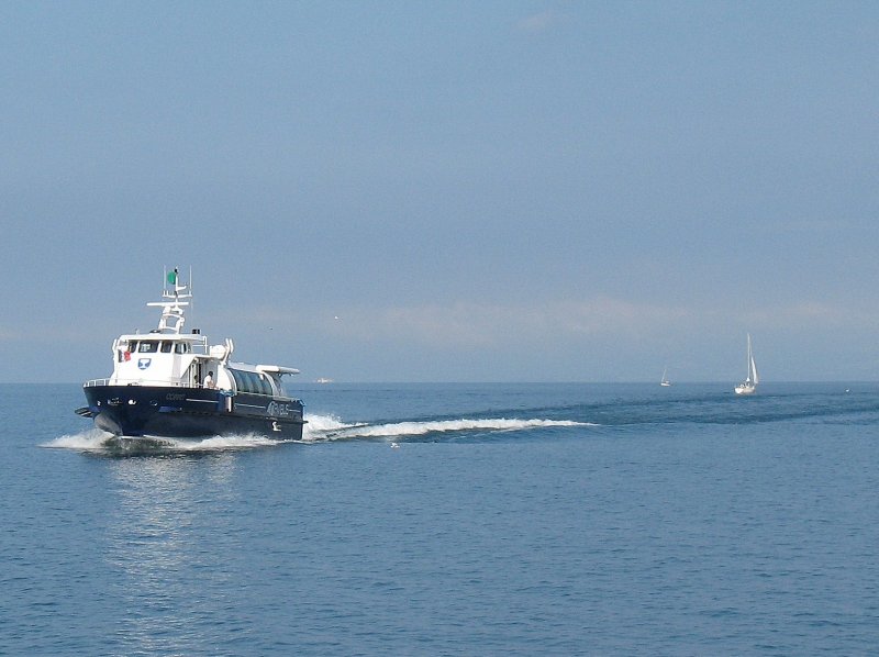 Wer in rasanter Geschwindigkeit von Ort zu Ort ber den See fahren mchte whlt den schnellen Navibus  Coppet  fr seine Ausflge. 