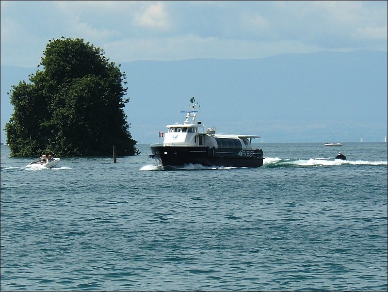 Wer die Schnelligkeit liebt, dem kann man eine rasante Fahrt auf dem Genfer See mit dem NAVIBUS  Coppet  empfehlen. 02.08.08 (Hans)
Video von fast der gleichen Stelle am 02.09.08 freigeschaltet.