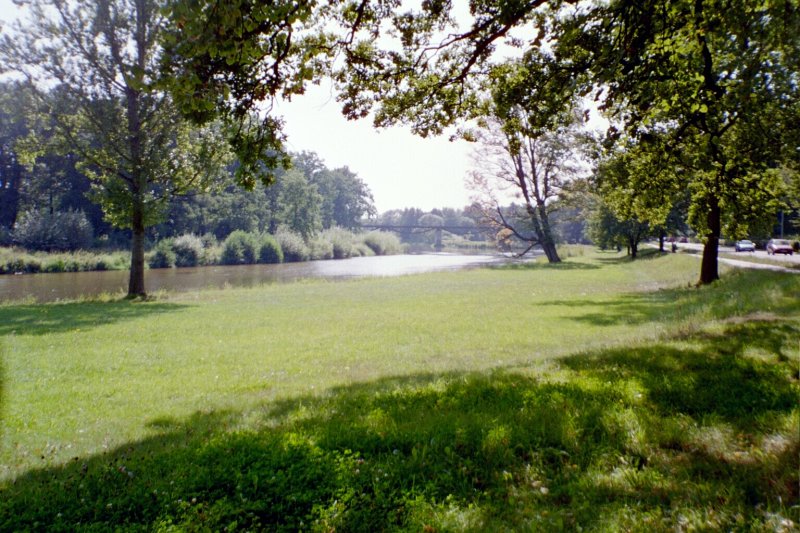 Westufer der Neisse mit alter Bahnbrcke bei Bad Muskau
