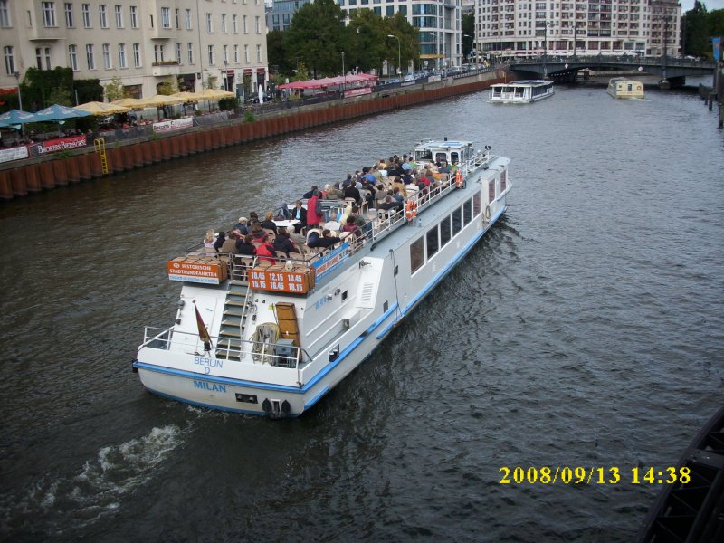 Wieder ein gut besuchtes Berliner Ausflugsschiff.Die  Milan  am 13.09.2008 auf den Weg in Richtung Innenstadt