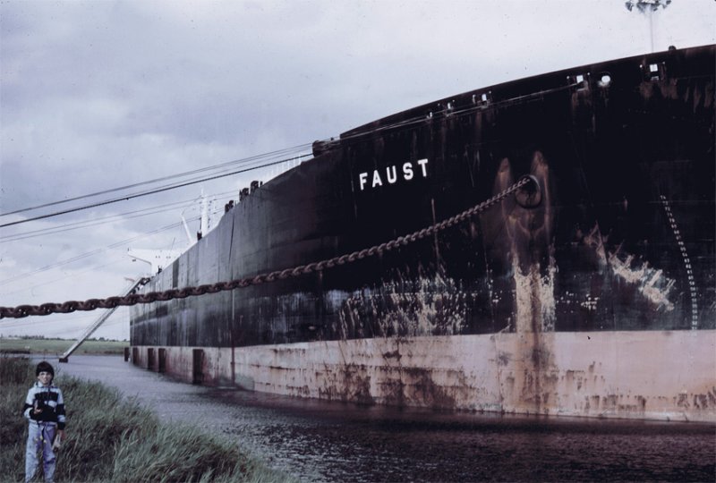 Wilhelmshaven 1982.
Der aufgelegte Supertanker Faust, liegt seit ein paar Jahren
arbeitslos in einem Hafenbecken. Lnge: 310m, 250 000 BRT.