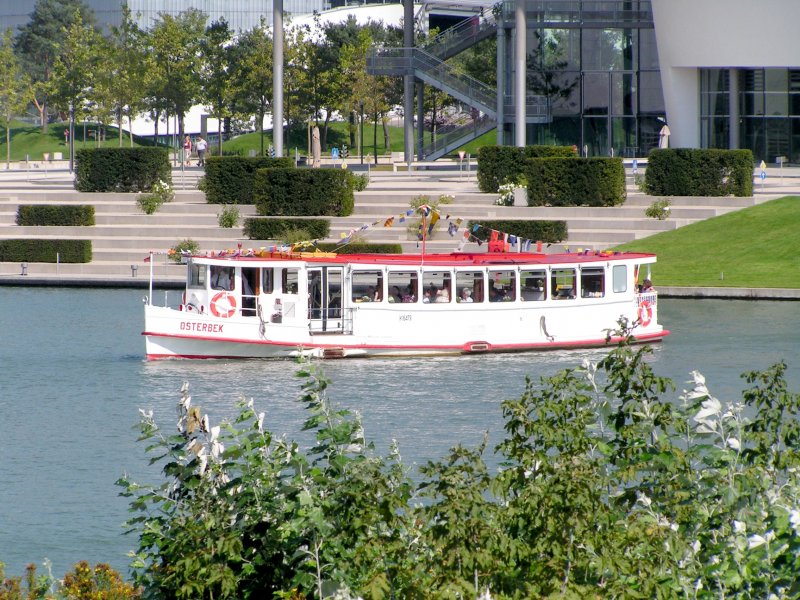 WOLFSBURG, 31.08.2005, die Osterbek, ein ehemaliger Hamburger Alsterdampfer, auf dem Mittellandkanal bei der Autostadt