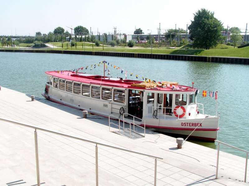 WOLFSBURG, 31.08.2005, die Osterbek, ein ehemaliger Hamburger Alsterdampfer, legt auf dem Mittellandkanal vor der Autostadt an