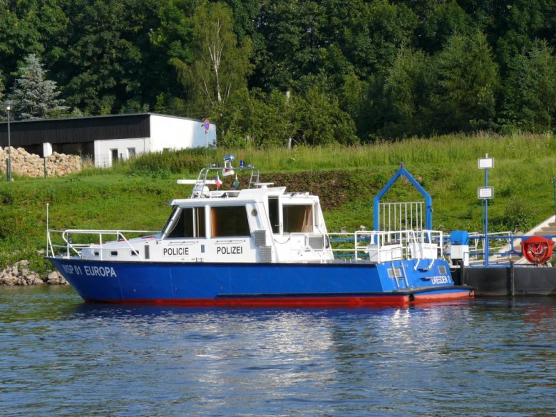 WSP 01 EUROPA der Wasserschutzpolizei auf der Elbe bei Pirna. Wegen seines Einsatzes im grenznahen Gebiet ist es auch mit POLICIE (Polizei auf tschechisch) beschriftet; 17.06.2009