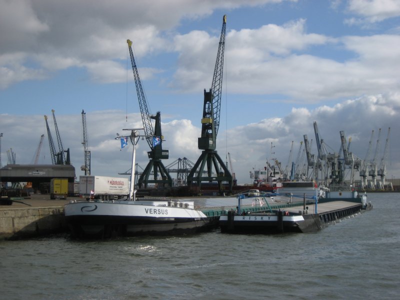 Zwei beladene Frachtschiffe  VERSUS  und  RISKY  warten auf der Lschung am 18.10.2007 im Hafen Antwerpen.