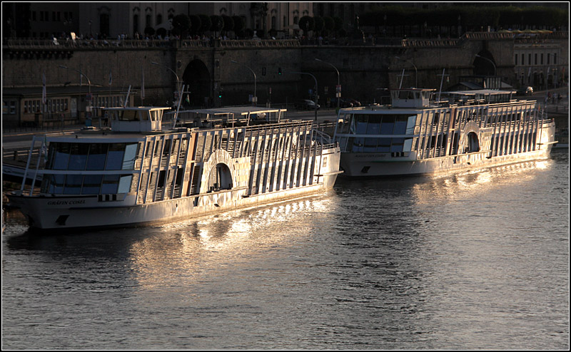 Zwei Elbe-Passagierschiffe machen Feuerabend am Terrassenufer in Dresden. 05.08.2009 (Matthias)