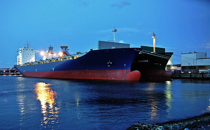 zwei etwas grere Schiffchen im Kieler Hafen
am Kai der Werft liegend, 04.09.09