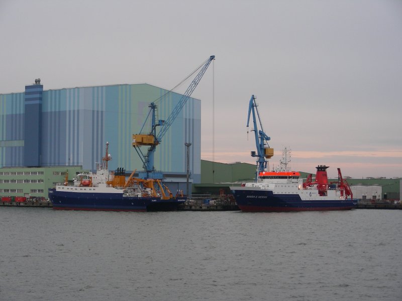 zwei Forschungsschiffe auf der Volkswerft Stralsund
die  PLANET  und die  MARIA S. MERIAN  am 16.01.08