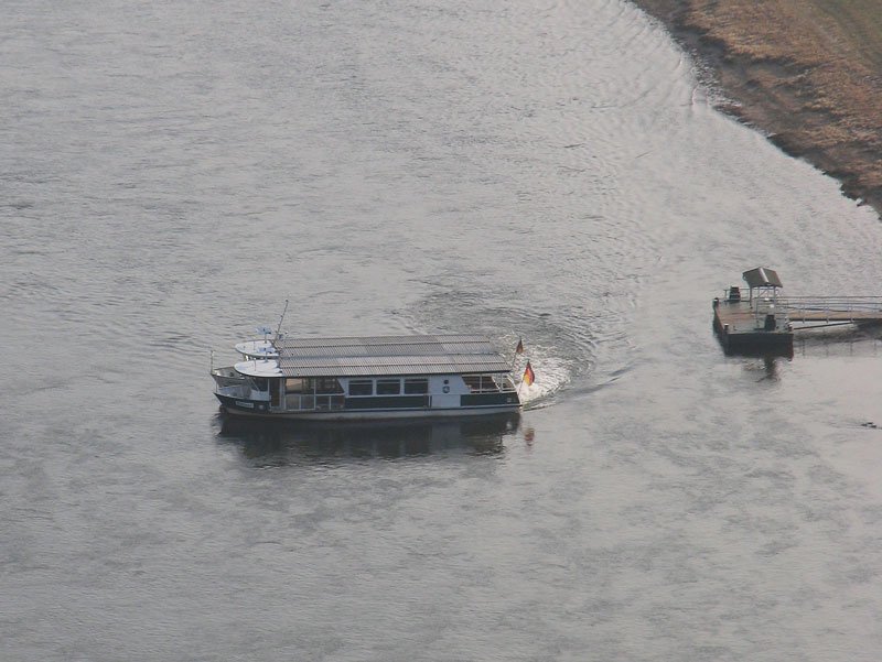 Zwei miteinander verbundene kleine Ausflugsschiffe auf der Elbe bei Kurort Rathen (von der Bastei aufgenommen); 15.01.2008
