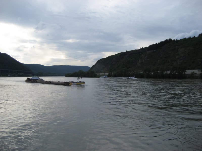 Zwei Schiffe auf dem Rhein in Andernach.