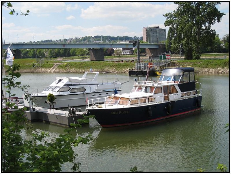 Zwei schne Yachten, aufgenommen bei einem kleinen Yachthafen in Koblenz am 07.05.2008.