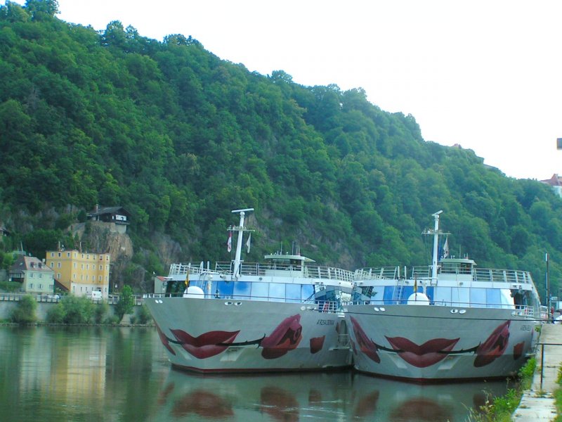  Zwillinge  A'Rosa DONNA und A'Rosa BELLA liegen im Hafen von Passau  ; 070623