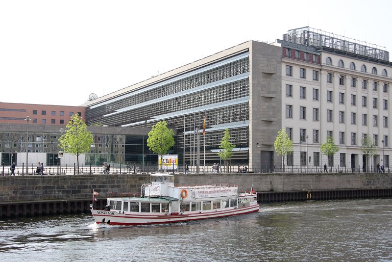 Zwischen Regierungsviertel und Bf Friedrichstrae ist die  Nostalgie  unterwegs. (Berlin, 30.04.2009)